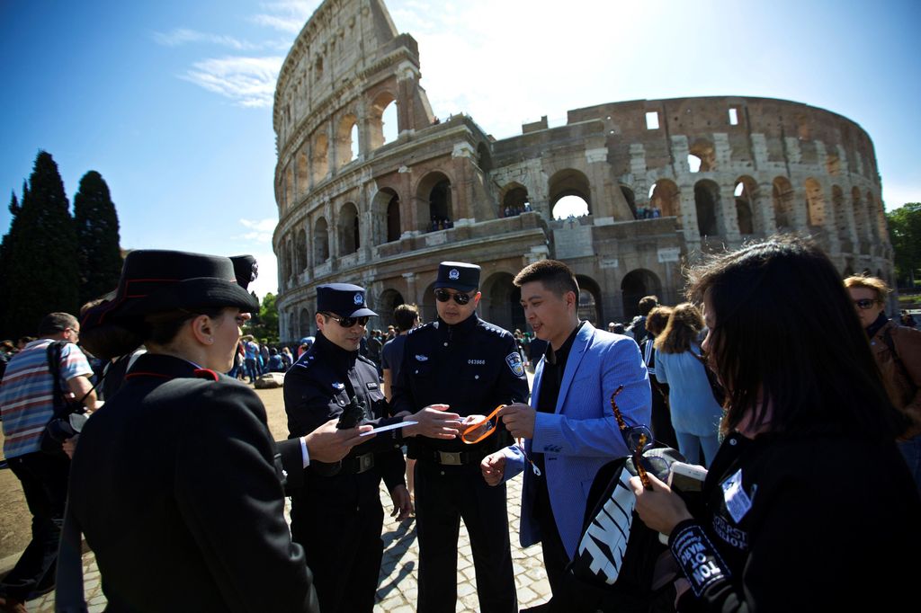 Poliziotti cinesi e forze dell'ordine italiane in pattugliamento congiunto davanti al Colosseo nell'ambito dell'accordo siglato tra Italia e Cina (Fonte Xinhua)