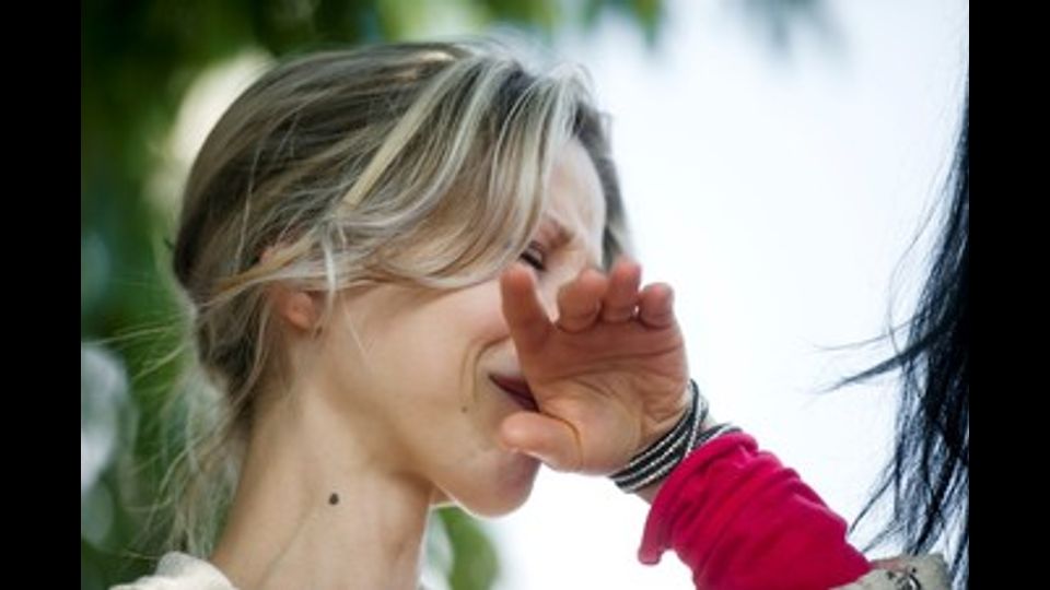 Tristane Banon si commuove dopo il suo discorso davanti al Palazzo di Giustizia di Parigi (foto Afp)