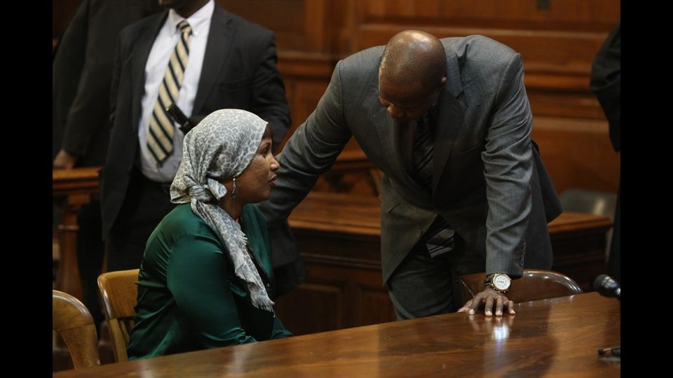 &nbsp;Nafissatou Diallo, 'Ophelia', &nbsp;si consulta con il suo legale durante il processo contro Strauss-Kahn (foto Afp)
