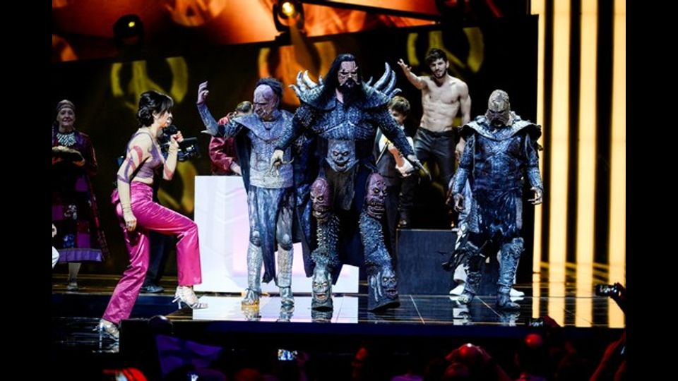 &nbsp;Mans Zelmerlow e Petra Mede durante l'esibizione all'Eurovision 2016 (Afp)