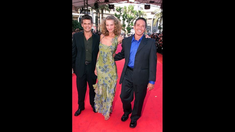 Eva Herzigova fasciata in un abitino di sera modello tappezzeria floreale, era l'anno 2000 (Afp)