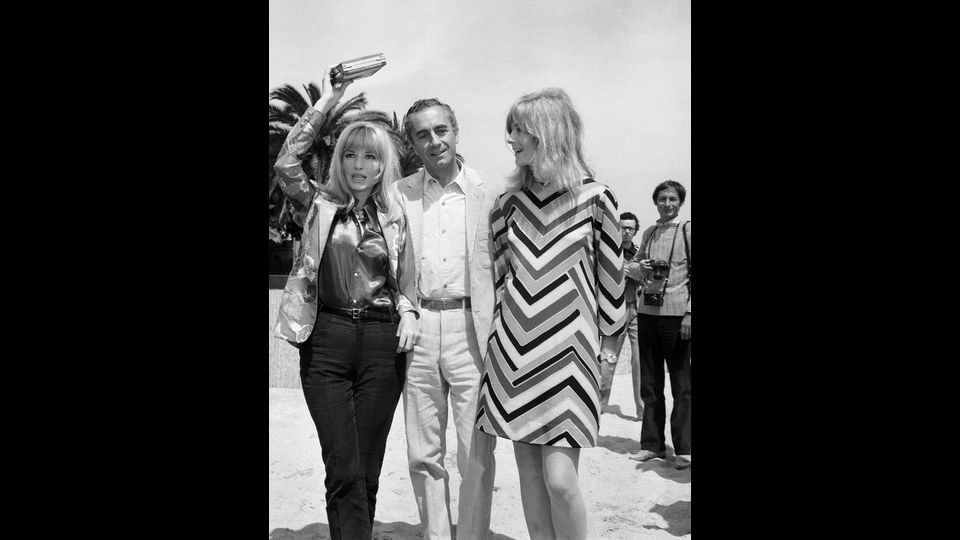 Andando molto indietro con la memoria eccovi nel 1967: Vanessa Redgrave sul red carpet di Cannes un altro suo abito dai mille pois fu bocciato. Nella foto con Michelangelo Antonioni e Monica Vitti (Afp)