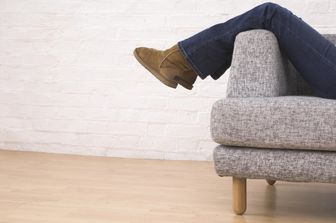 ozio, relax, pigrizia, divano, stanchezza (Agf)