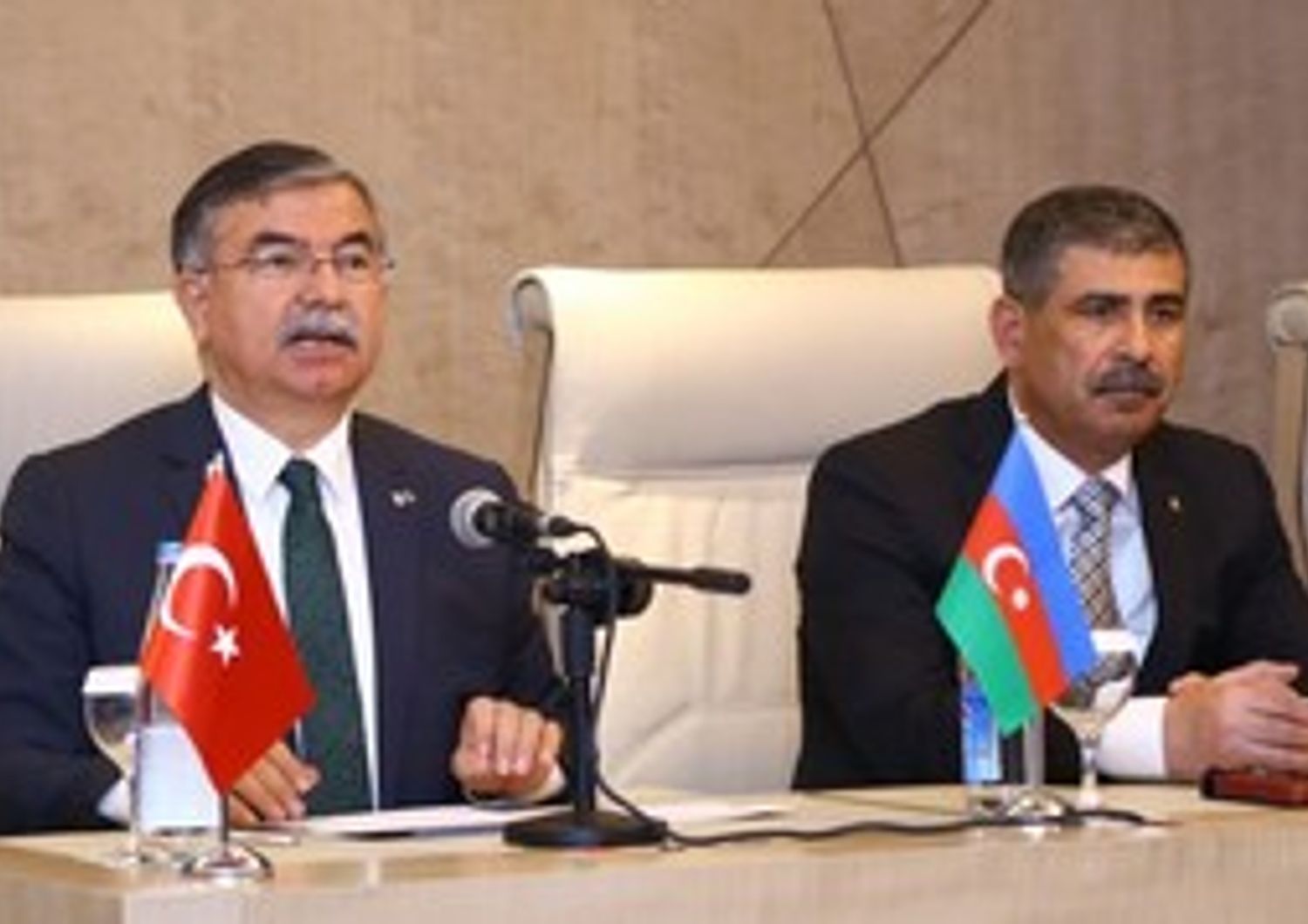 &nbsp;Accordo ministro difesa Turchia Azerbaijan Zakir Hasanov e ministro difesa Georgia Ismet Yilmaz - afp