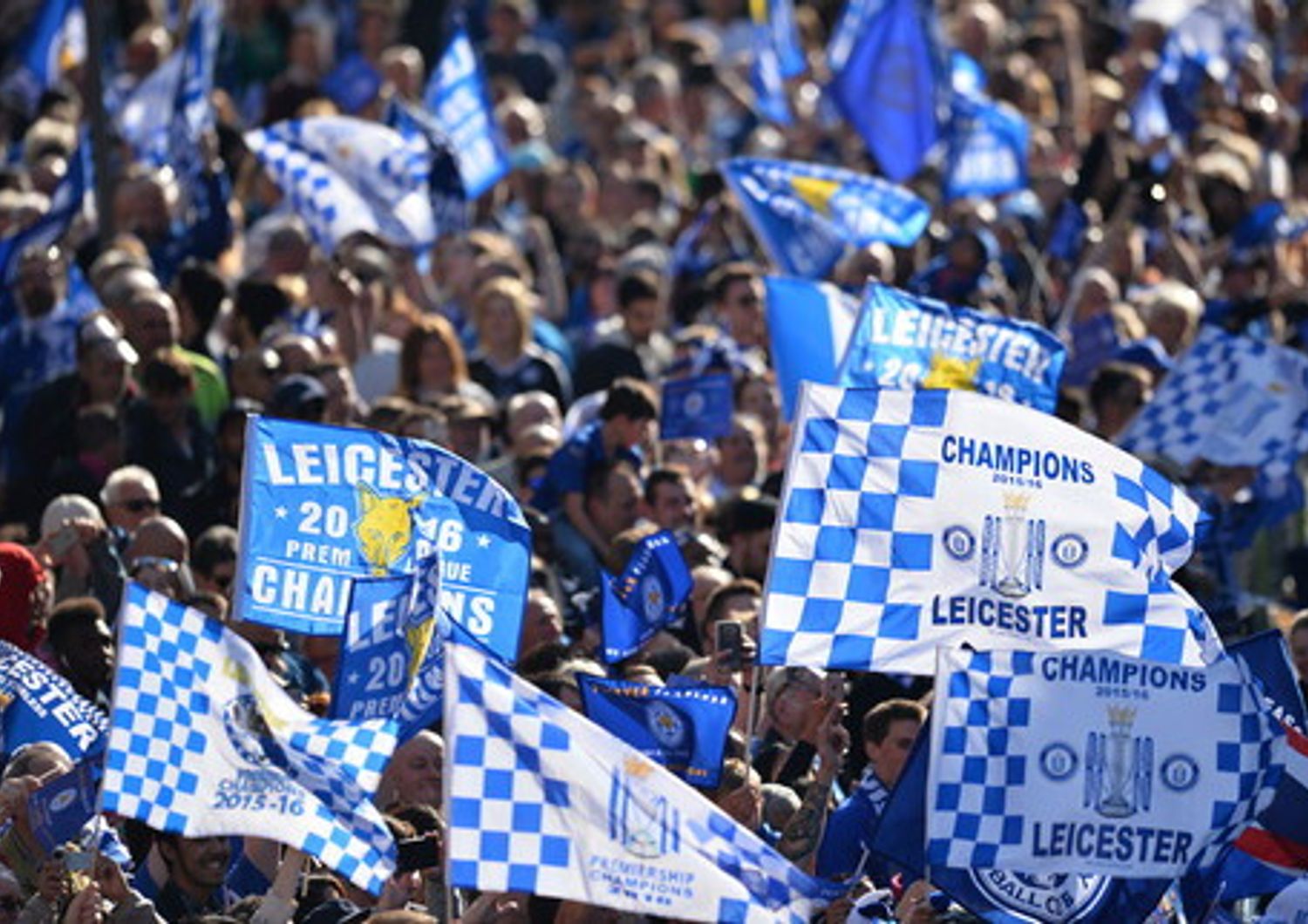 Tifosi in festa quando il Leicester vinse la Premier nella stagione 2015-16 (AFP)