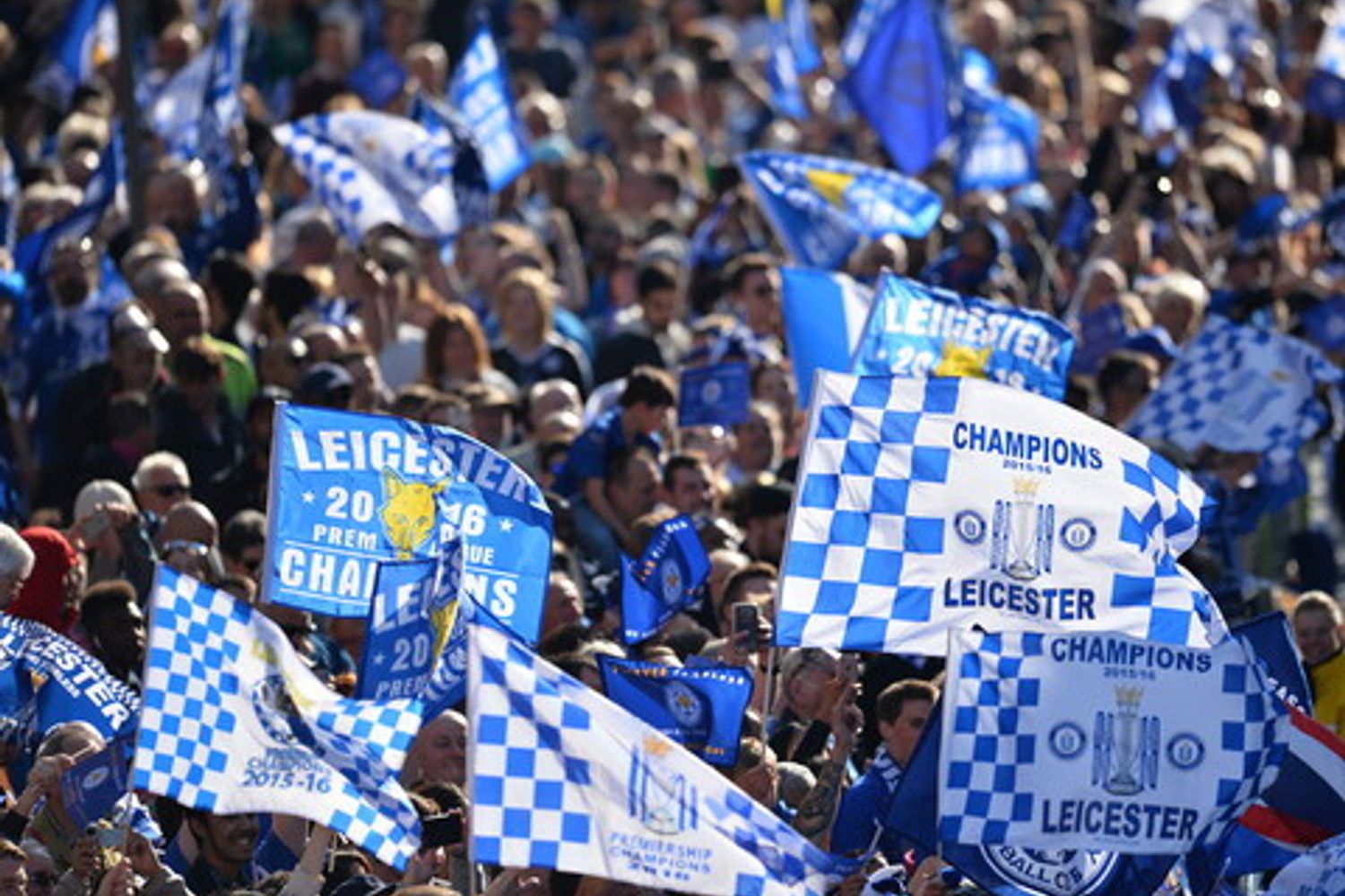 Tifosi in festa quando il Leicester vinse la Premier nella stagione 2015-16 (AFP)