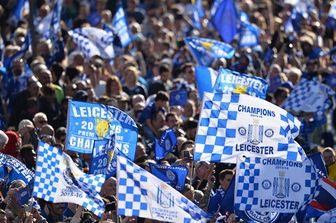 Tifosi in festa quando il Leicester vinse la Premier nella stagione 2015-16 (AFP)