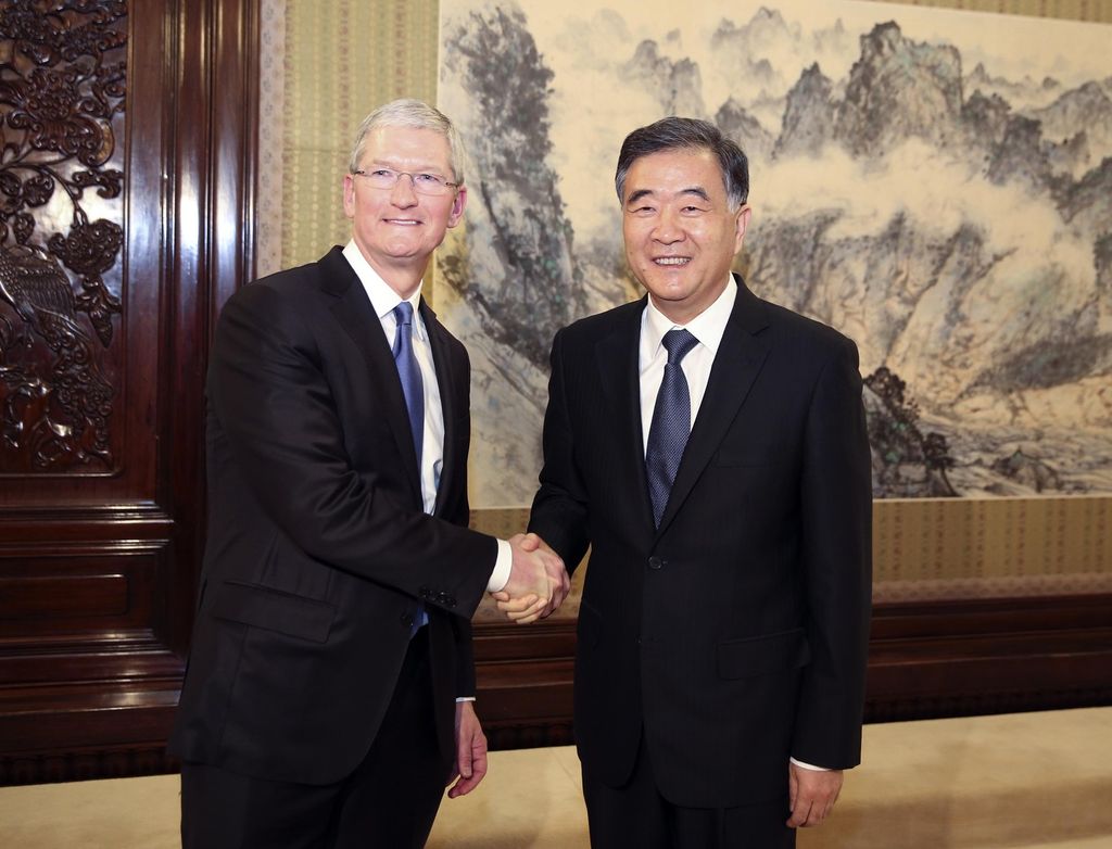 Tim Cook e Wang Yang (afp)&nbsp;