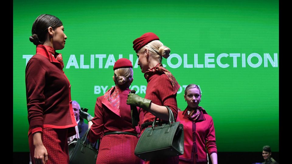 Le nuove uniformi delle hostess dell'Alitalia disegnate da Ettore Bilotta (Afp)&nbsp;