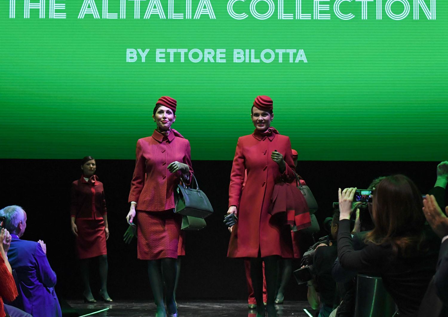 Le nuove uniformi delle hostess dell'Alitalia disegnate da Ettore Bilotta (Afp) &nbsp;