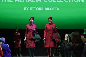 Le nuove uniformi delle hostess dell'Alitalia disegnate da Ettore Bilotta (Afp) &nbsp;