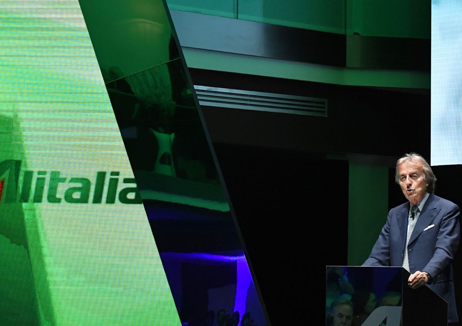 Il presidente di Alitalia Luca Cordero di Montezemolo alla presentazione delle nuove divise Alitalia (Afp)&nbsp;