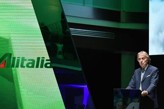 Il presidente di Alitalia Luca Cordero di Montezemolo alla presentazione delle nuove divise Alitalia (Afp)&nbsp;