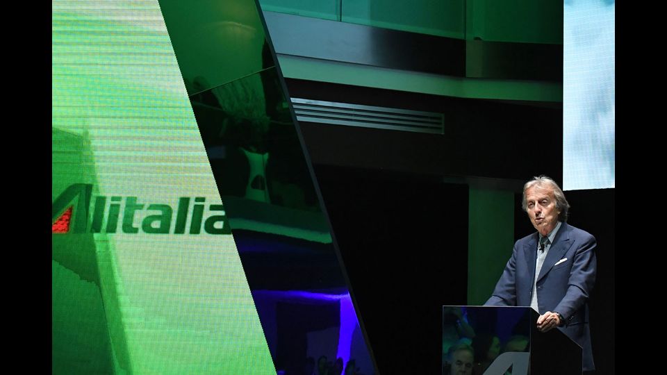 Il presidente di Alitalia Luca Cordero di Montezemolo alla presentazione delle nuove divise Alitalia (Afp)&nbsp;