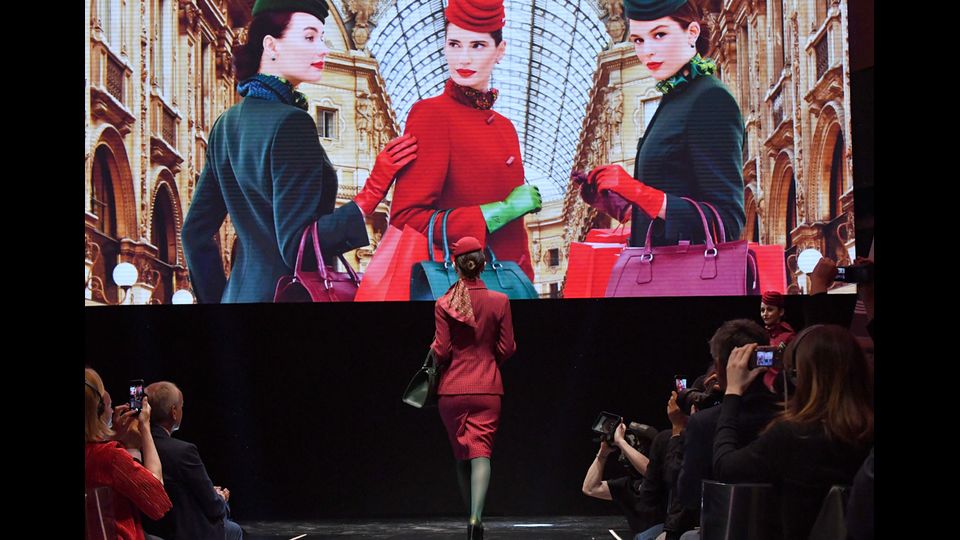 Le nuove uniformi delle hostess dell'Alitalia disegnate da Ettore Bilotta (Afp) &nbsp;