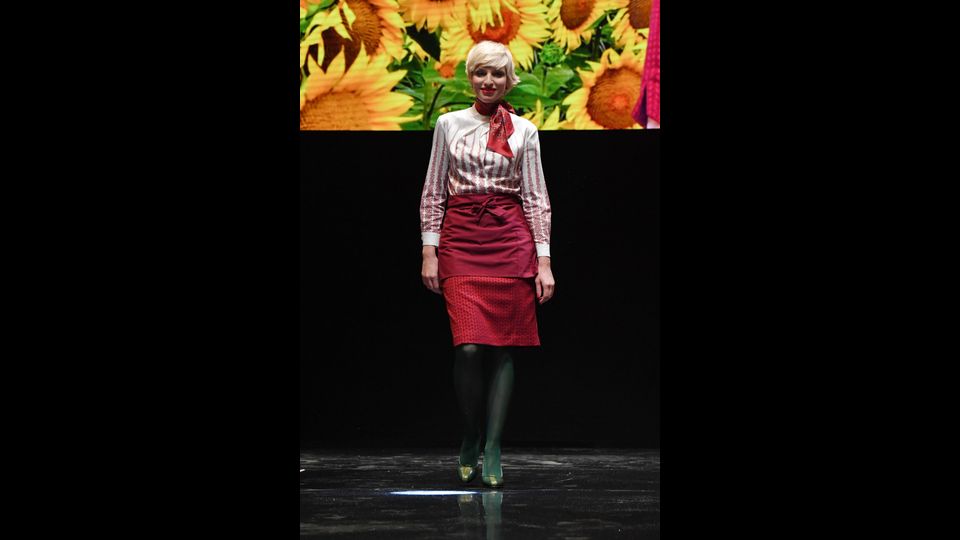 Le nuove uniformi delle hostess dell'Alitalia disegnate da Ettore Bilotta (Afp) &nbsp;