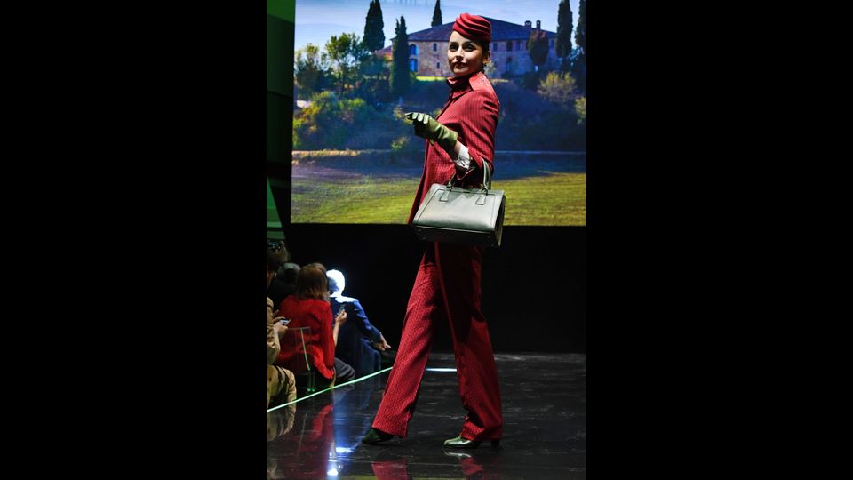 Le nuove uniformi delle hostess dell'Alitalia disegnate da Ettore Bilotta (Afp) &nbsp;