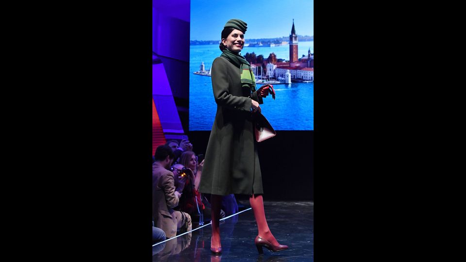 Le nuove uniformi delle hostess dell'Alitalia disegnate da Ettore Bilotta (Afp) &nbsp;