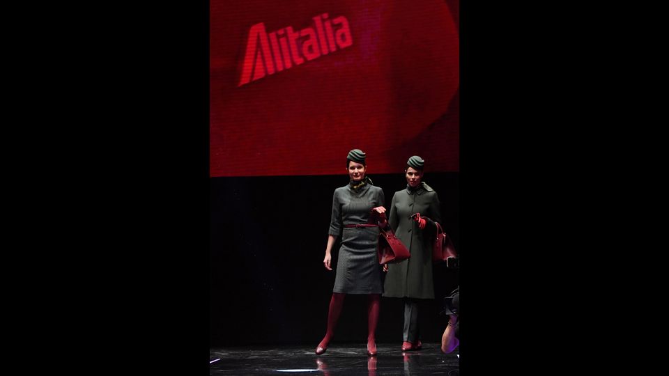 Le nuove uniformi delle hostess dell'Alitalia disegnate da Ettore Bilotta (Afp) &nbsp;
