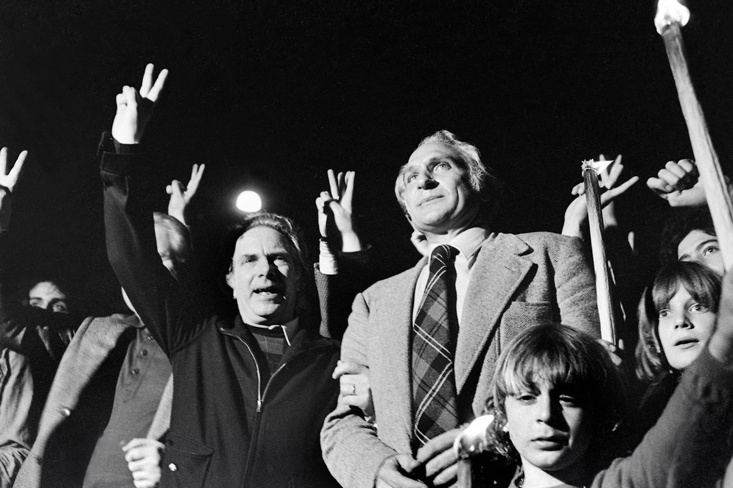 Festeggiamenti per la vittoria del referendum contro l'abrogazione della legge sul divorzio. Marco Pannella con Loris Fortuna (agf)&nbsp;