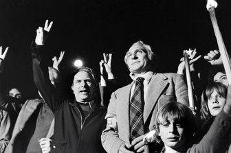 Festeggiamenti per la vittoria del referendum contro l'abrogazione della legge sul divorzio. Marco Pannella con Loris Fortuna (agf)&nbsp;