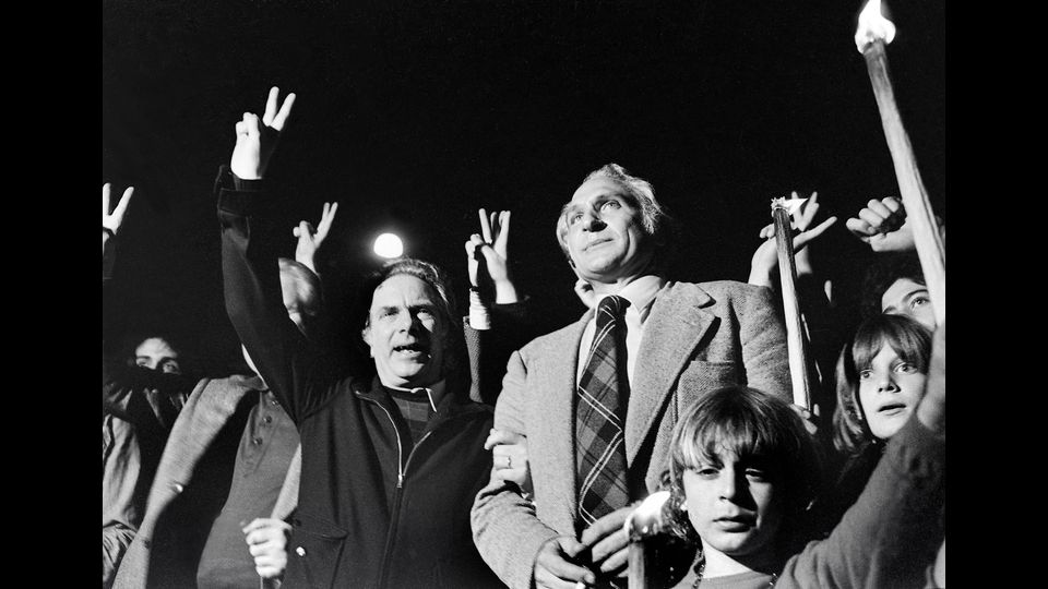 1974 - Festeggiamenti per la vittoria del referendum contro l'abrogazione della legge sul divorzio. Marco Pannella con Loris Fortuna (agf)&nbsp;
