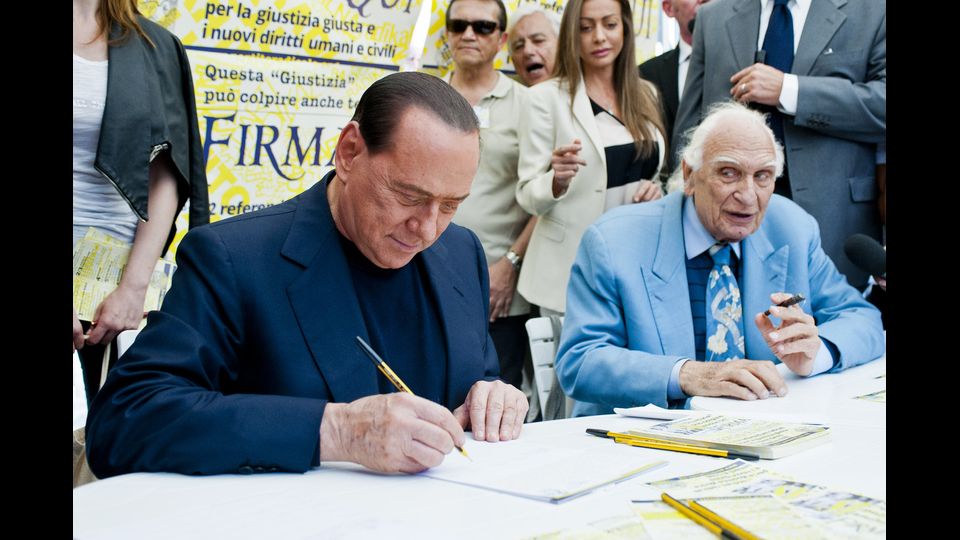 &nbsp;Marco Pannella con Silvio Berlusconi che firma i referendum promossi dai Radicali nel 2013 (agf)
