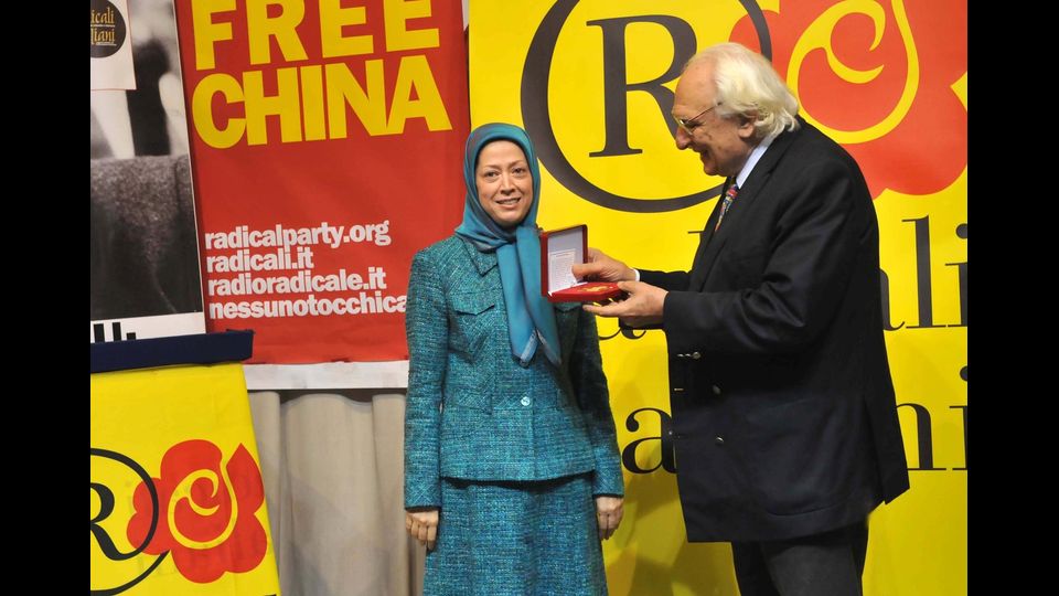 Marco Pannella con Maryam Rajavi, Presidente consiglio nazionale della resistenza iraniana a Roma (imagoeconomica)&nbsp;