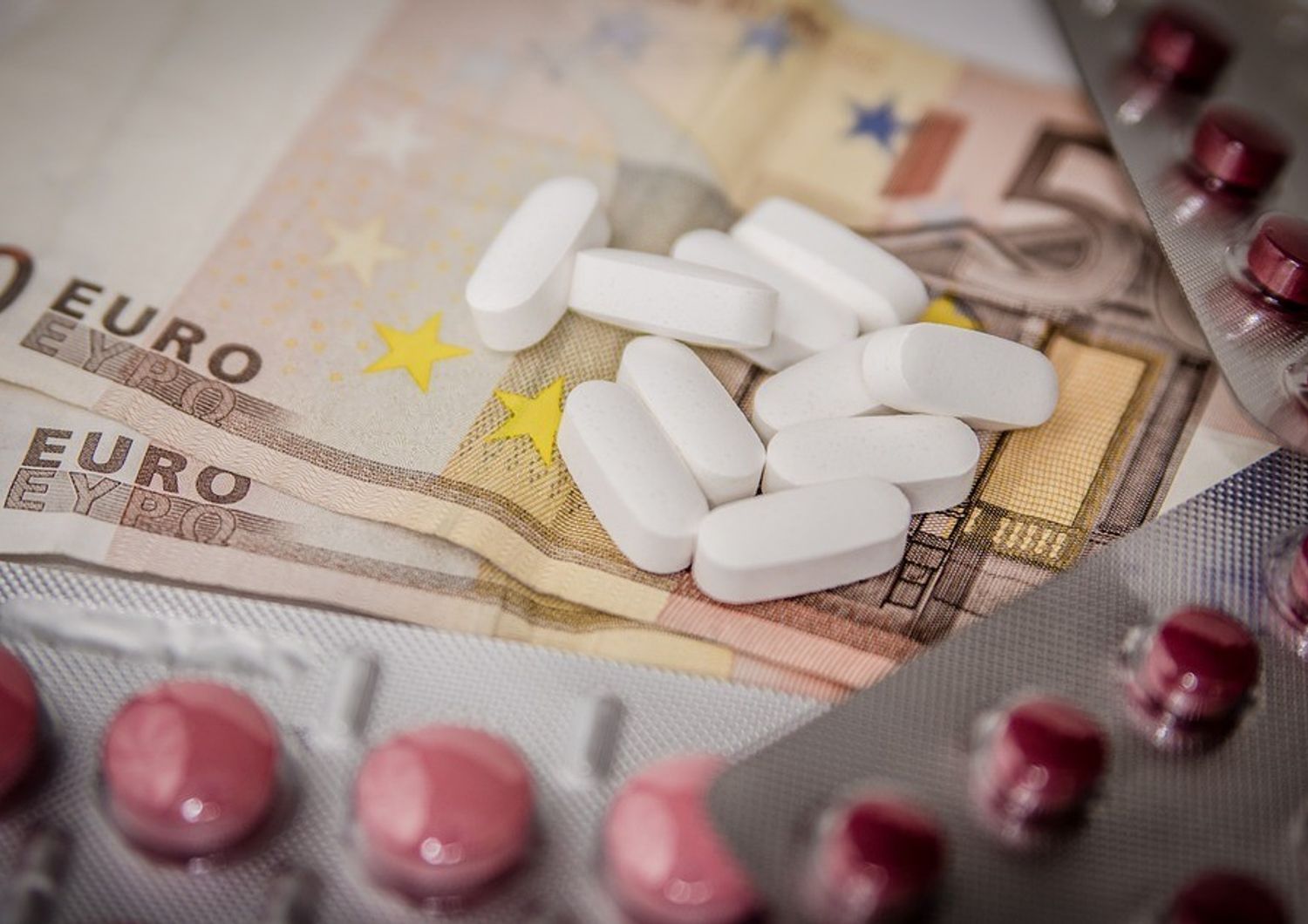 &nbsp; Farmaci farmacie mercato euro bilancio - pixabay