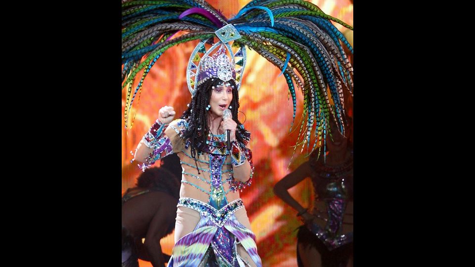 Cher sul palco durante il tour  &quot;Dressed 2 Kill&quot; allo Staples Center, luglio 2014 a Los Angeles, California.