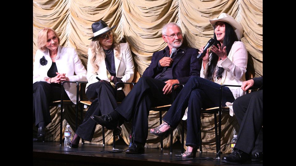 Gli attori Eva Marie Saint e Faye Dunaway ascoltano l'attrice-cantante Cher&nbsp;durante una cerimonia in omaggio al regista Norman Jewison, presso il Los Angeles&nbsp;County Museum of Art il 17 aprile 2009 (California)