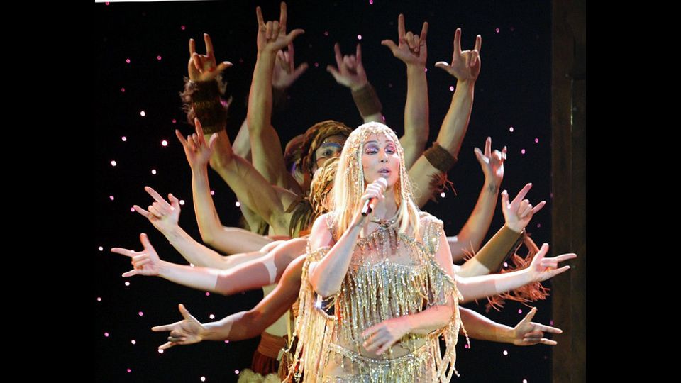 Cher si esibisce sul palco durante il primo concerto del suo tour nel maggio&nbsp;2004 a Colonia (Germania)