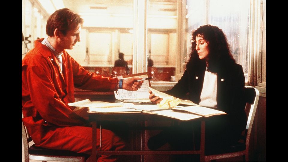 &nbsp;Cher in una scena del film &quot;Sospetto&quot; (1987) con Liam Neeson
