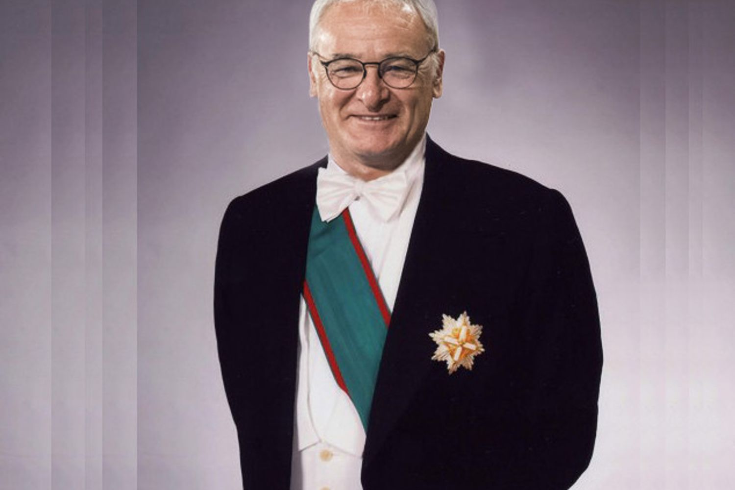 Fotomontaggio di Claudio Ranieri in divisa da Ufficiale di Gran Croce dell'ordine al merito della Repubblica italiana