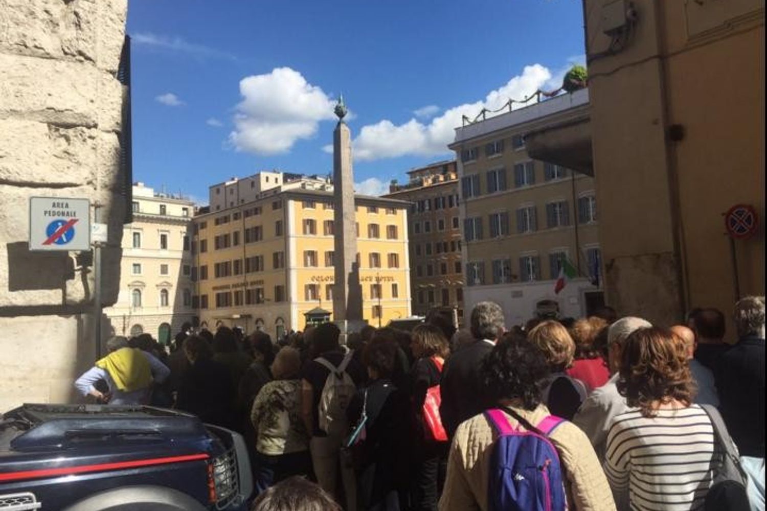 &nbsp; La lunga fila per entrare a Montecitorio per la camera ardente allestita per Marco Pannella nella sala Aldo Moro