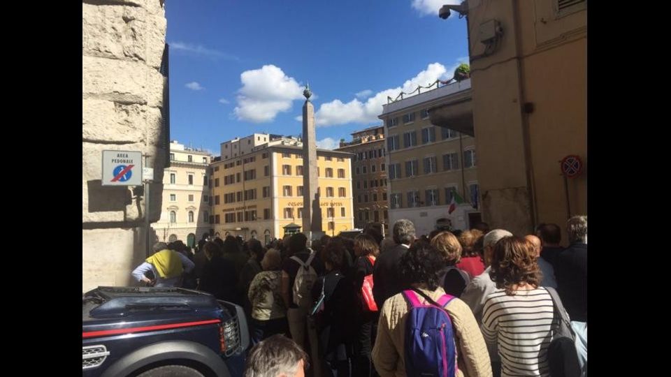 &nbsp; La lunga fila per entrare a Montecitorio per la camera ardente allestita per Marco Pannella nella sala Aldo Moro