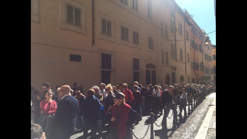 &nbsp; La lunga fila per entrare a Montecitorio per la camera ardente allestita per Marco Pannella nella sala Aldo Moro
