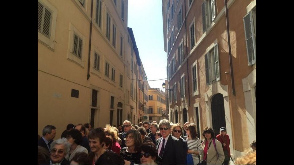 &nbsp; La lunga fila per entrare a Montecitorio per la camera ardente allestita per Marco Pannella nella sala Aldo Moro