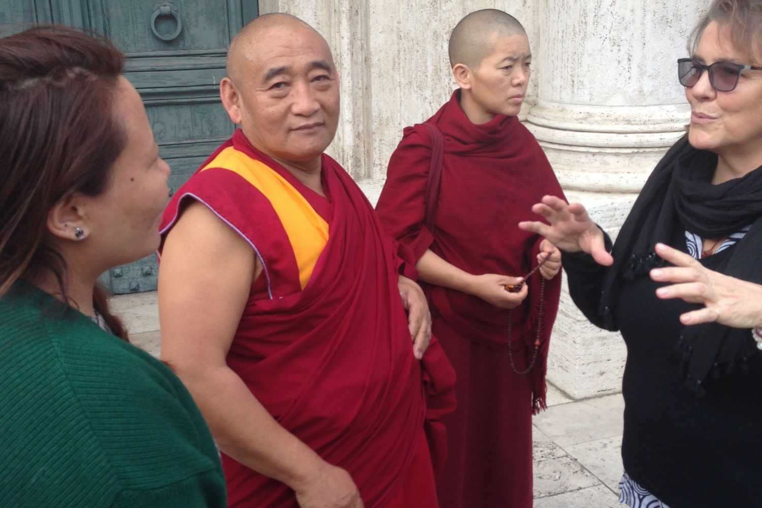 &nbsp;Monaci buddhisti intonano mantra nella camera ardente allestita per Marco Pannella