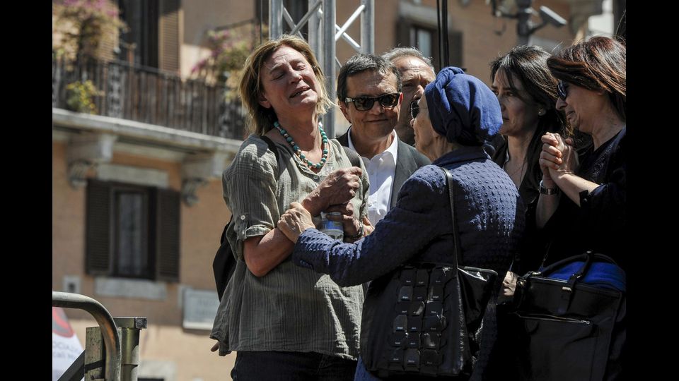 &nbsp;Emma Bonino con una parente di Marco Pannella (agf)