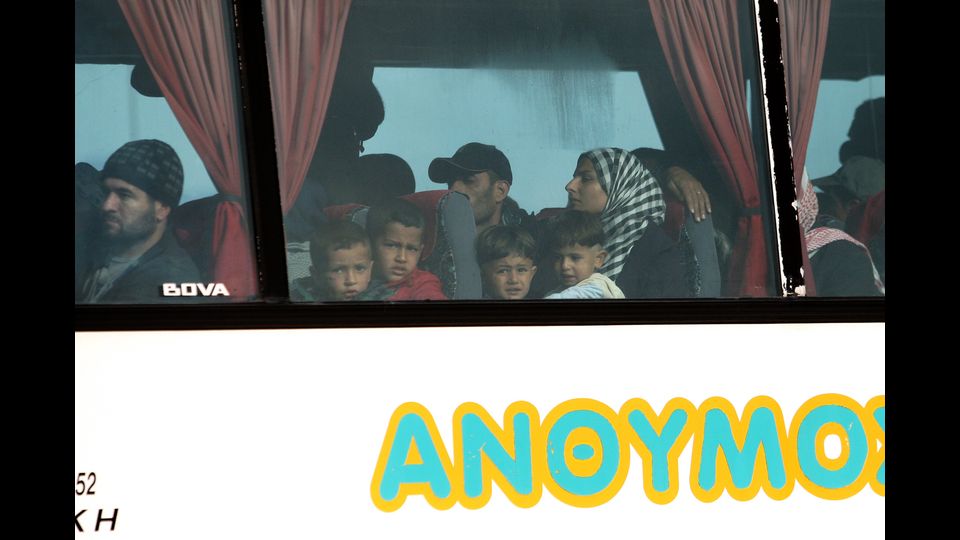 Migranti in partenza dal campo di Idomeni (Afp) &nbsp;