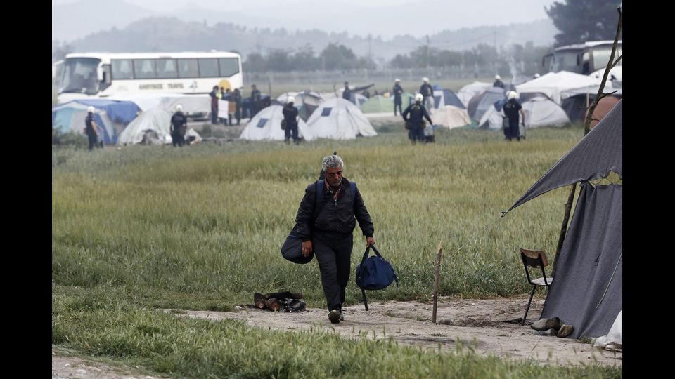 Migranti in partenza dal campo di Idomeni (Afp)  &nbsp;