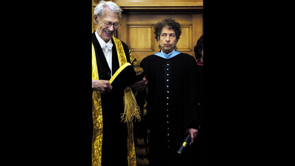 Nel giugno del 2004 riceve la laurea honoris causa in Dottore di Musica (Afp)