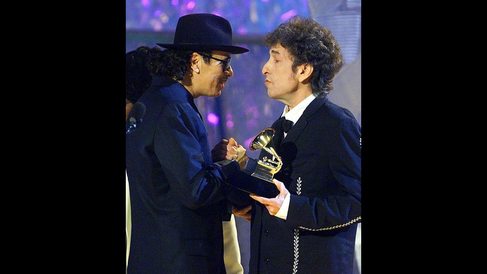 Bob Dylan premia Carlos Santana durante i Grammy a Los Angeles, febbraio 2000 (Afp)