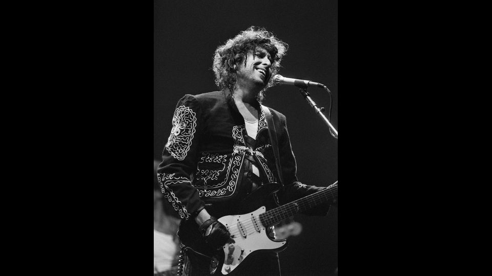 E' nato il 24 maggio di 75 anni fa e dopo tre quarti di secolo Robert Allen Zimmerman, in arte Bob Dylan, non ha perso la sua vena poetica. Il menestrello d'America non molla. E spegne le candeline festeggiando l'uscita del nuovo album, il raffinato&nbsp;Fallen Angels. Nella foto nel 1987 a Parigi (Afp)