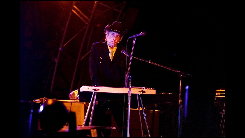 Bob Dylan alla tastiera sul palco del Festival di Roskilde, 30 giugno 2006 (Afp)