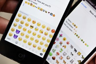 emoji smartphone