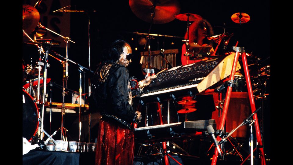 Il trombettista jazz Miles Davis sul palco del festival Nancy Jazz, ottobre 1985 (Afp)