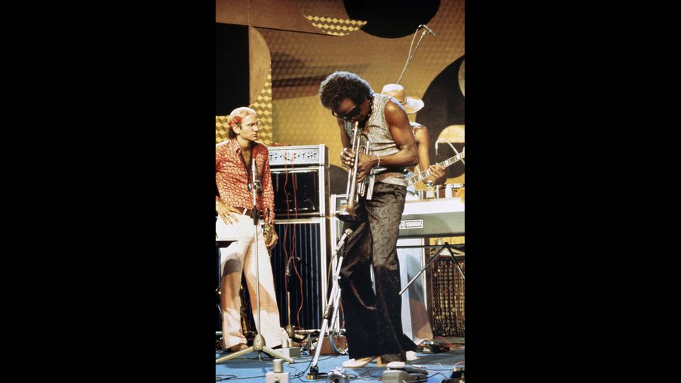 Miles Davis e il sassofonista Bill Evans &nbsp;si esibiscono sul palco del Th&eacute;&acirc;tre du Ch&acirc;telet di Parigi, 1982 (Afp)