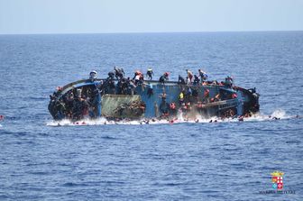 &nbsp;Barcone migranti si ribalta coste libiche